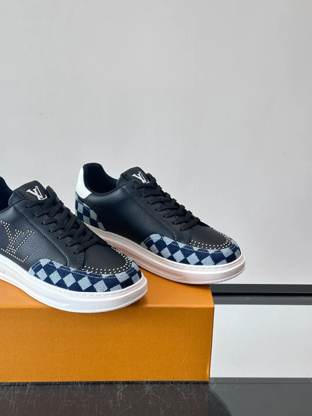 Men's shoes 💰p400 "＊OUIS ＊UITTO＊" new men's casual shoes, made of cowhide material, breathable and comfortable! The upper has the classic LV logo, and the sole is made of T men's shoes 💰pU material, which is wear-resistant and has strong grip. The blue and white color scheme + checkerboard details are fresh and have a street feel. It is very suitable for spring and summer. It can be easily used for daily commuting and leisure. It is very fashionable to wear with shorts, T-shirts or jeans. It is both fashionable and practical. size：38-44